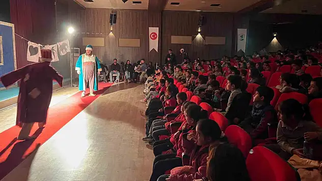Van Devlet Tiyatrosu, 'Seyyar Tiyatro' ile dezavantajlı çocuklara kültürel deneyim sunuyor!
