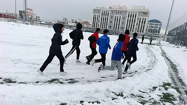 Van Edremit Belediyesi Spor Kulübü Zorlu Hava Şartlarına Rağmen Antrenmanlar Sürüyor