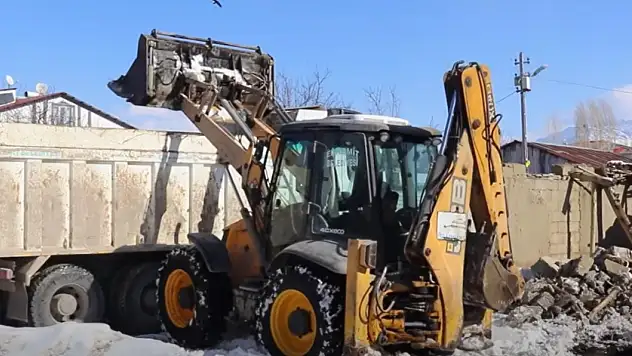 Van Edremit Eminpaşa Mahallesi'nde Mevzuata Aykırı Ahır Yıkımı Gerçekleştirildi