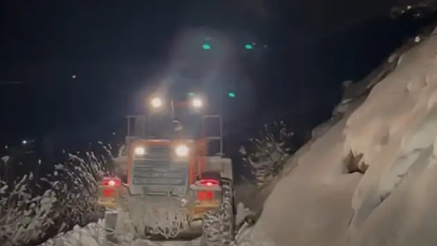 Van Edremit'te Kar Temizleme Çalışmaları Aralıksız Sürüyor