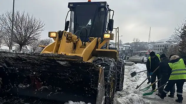 Van Edremit'te Kar Temizleme Çalışmaları Aralıksız Sürüyor