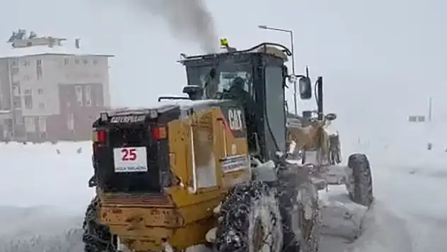 Van Edremit'te Karla Mücadele Çalışmaları Aralıksız Sürüyor