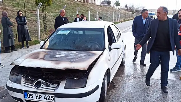 Van Edremit'te seyir halindeki otomobil alev aldı