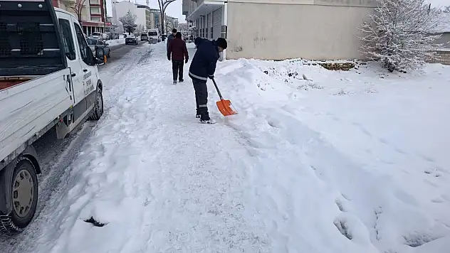 Van Erciş'te Kaldırım Temizleme Çalışmaları Aralıksız Sürüyor
