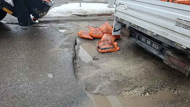 Van Erciş'te Kar Temizliği ve Asfalt Yama Çalışmaları Eş Zamanlı Sürdürülüyor