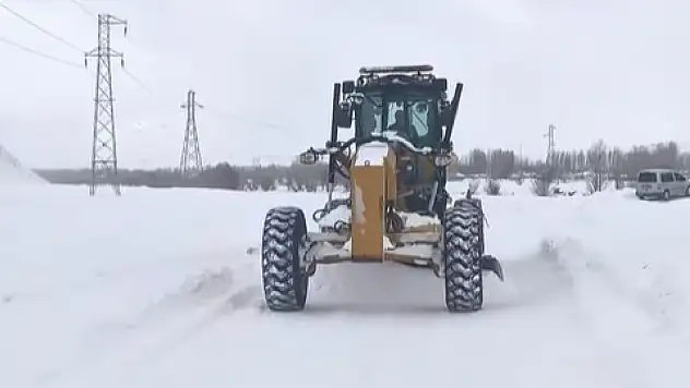 Van Erciş'te Kar Yağışıyla Birlikte Belediyeden Yoğun Mesai