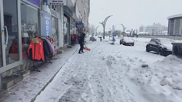 Van Erciş'te Karla Mücadele Çalışmaları Aralıksız Sürüyor