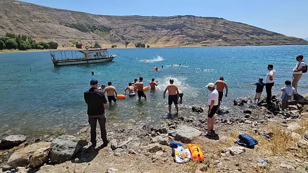 Van Gölü Aktivistleri, Kabotaj Bayramı'nı yüzerek kutladı