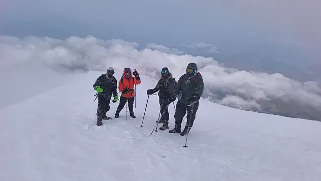 Van Gölü aktivistlerinden Ağrı Dağı'nın zirvesinde çevre mesajı