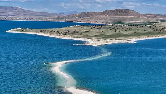 Van Gölü çekildikçe Çarpanak Adası'na giden antik yol ortaya çıkıyor