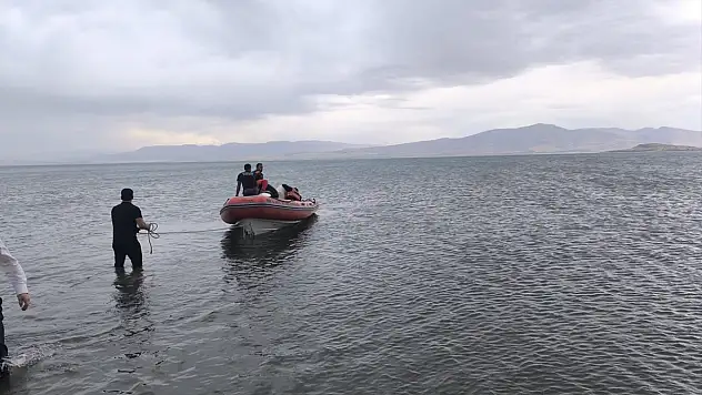 Van Gölü'nde rüzgâr 3 kişiyi 1 kilometre açığa sürükledi