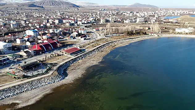 Van Gölü'nde su seviyesi hızla geriliyor