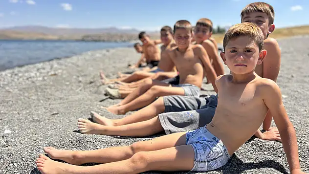 Van Gölü'nde yazın ilginç etkisi: Çocukların saçları sarıya dönüyor