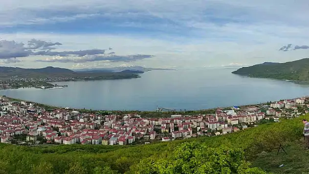 Van Gölü'ndeki çekilme ve kirlilik, ekosistemi tehdit ediyor, acil önlem gerektiriyor!