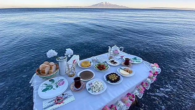 Van Gölü'ne karşı 1001 lezzet: Edremit kahvaltısı 2026'nın gastronomi rotası oldu! Guinness rekortmeni sofralar sizi bekliyor
