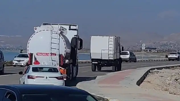 Van Gölü Sahil Yolu, ağır tonajlı araçlar nedeniyle çökmeyle karşı karşıya kaldı