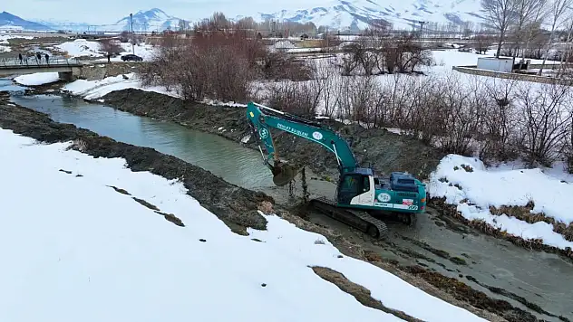 Van Gürpınar Akpınar Mahallesi'nde Dere Islahı Çalışmaları Sürüyor