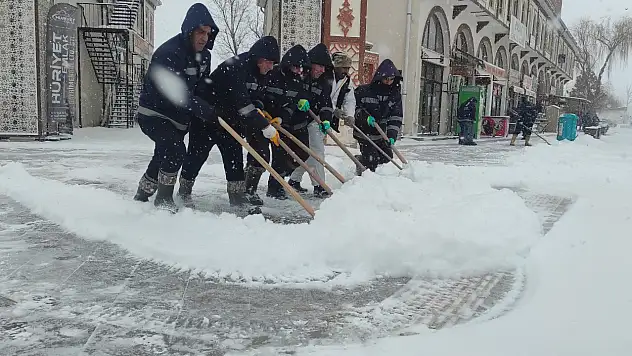 Van Gürpınar'da Karla Mücadele Tüm Hızıyla Sürüyor