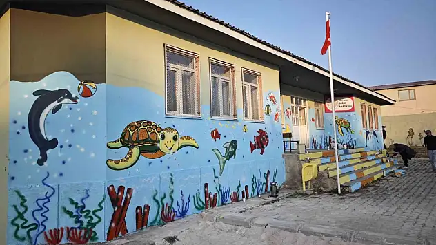 Van Güzel Sanatlar Lisesi öğrencilerinden anaokuluna renkli duvar boyama projesi