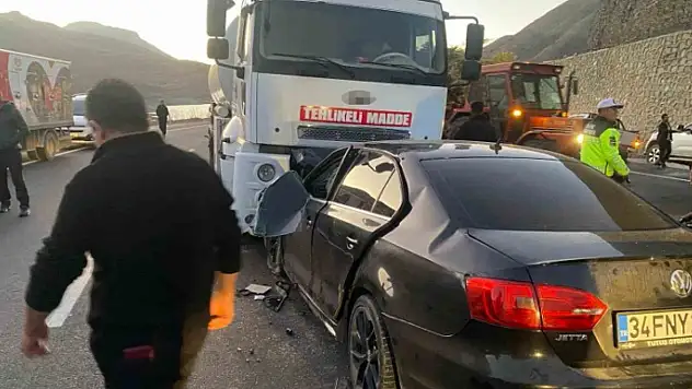 Van-Hakkari karayolunda otomobil-tanker çarpışması: 3 ölü, 4 yaralı
