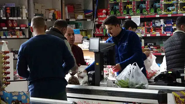 Van halkı boykot çağrısına kulak asmadı