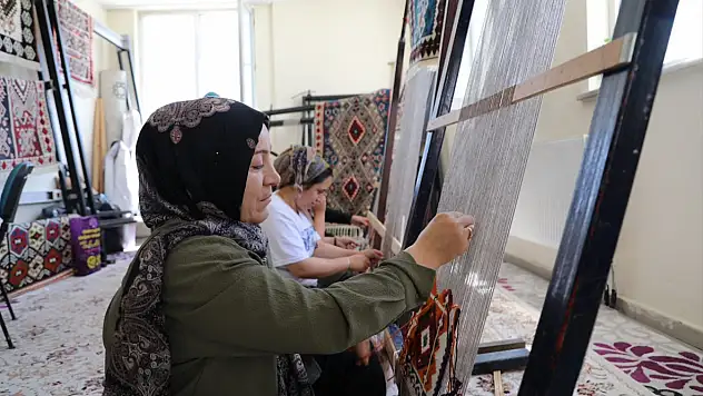 Van'ın asırlık kilim motifleri kadınların ellerinde yeniden hayat buluyor