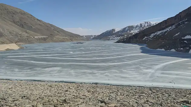 Van'ın barajları buz tuttu