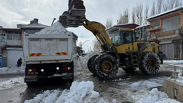 Van'ın Başkale İlçesinde Karla Mücadele Çalışmaları Aralıksız Sürüyor