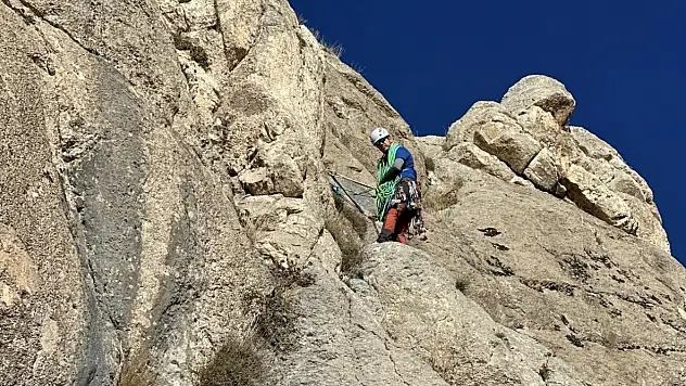 Van-İran yük treni, Erçek Gölü'nde kartpostallık manzaralar sunuyor