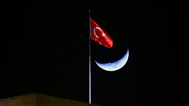 Van Kalesi'nde hilal ve satürn buluştu