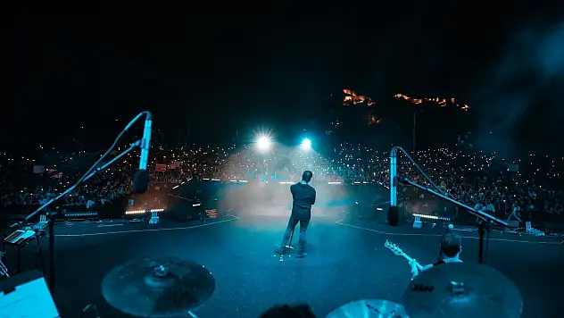 Van Kültür Yolu Festivali coşkuyla sona erdi, Gökhan Türkmen unutulmaz bir konserle hayranlarını büyüledi