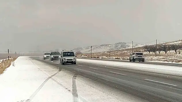 Van-Özalp yolunu beyaza bürüyen dolu sürücülere zor anlar yaşattı