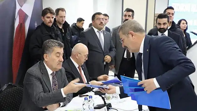 Van TSO Başkanı Necdet Takva, 'Van İli Raporları'nı Bakan Yardımcılarına Takdim Etti