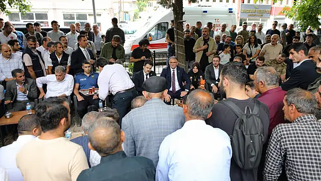 Van Valisi Bahçesaray'da yatırımları ve projeleri açıkladı, yerel halkla buluştu