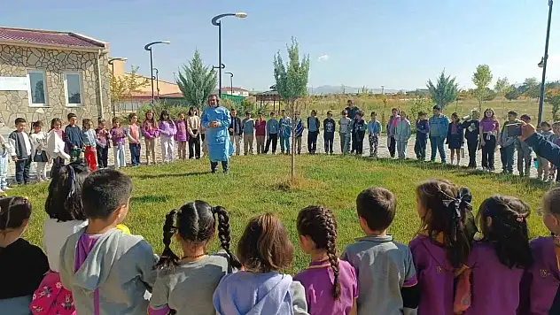 Van YYÜ'de Öğrencilere Yaban Hayvanları Koruma Eğitimi ve Tedavi Süreci Anlatıldı