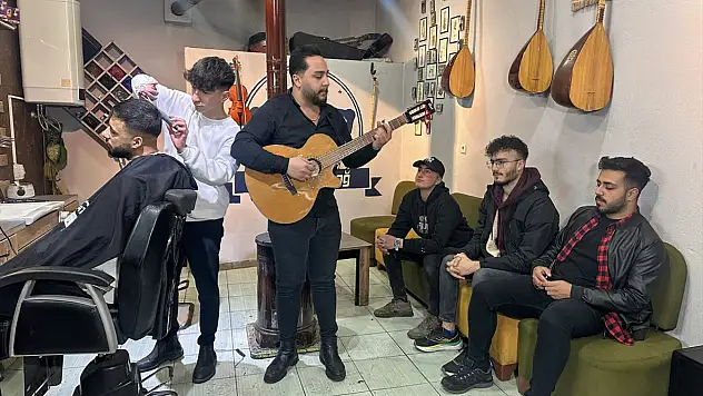 Vanlı berberden canlı müzikli tıraş deneyimi
