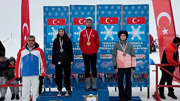 Vanlı Sporcu Hayrunisa Ayçiçek'ten Büyük Gurur