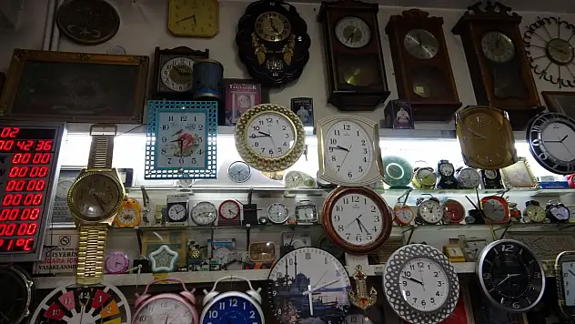 Vanlı Ustanın Ellerinde Asırlık Saatler Yeniden Tiktak Diyor