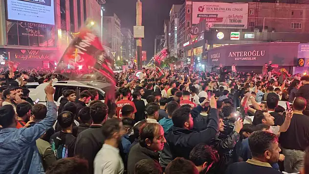 Vanspor FK, Batman Petrolspor'u yenerek TFF 1. Lig'e yükseldi, Van'da coşku dorukta!
