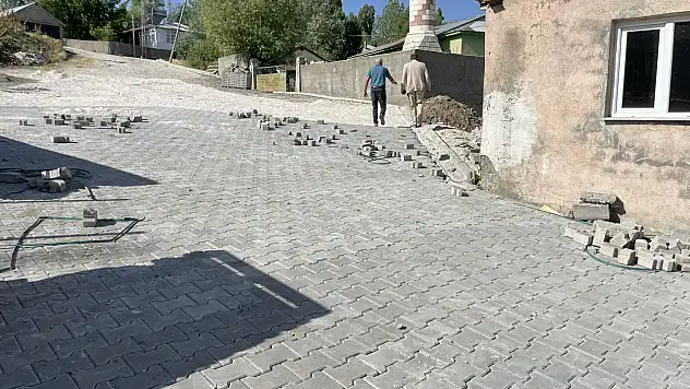 Varto'da Cami Bahçeleri ve Yollar Kilitli Parke Taşıyla Yenilendi