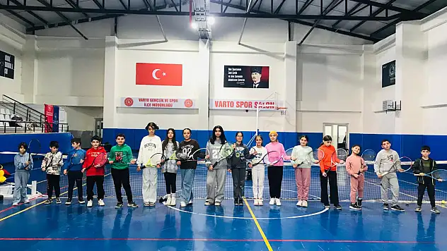 Varto'da Gençler Tenisle Sağlıklı Yaşam İçin Spor Yapıyor