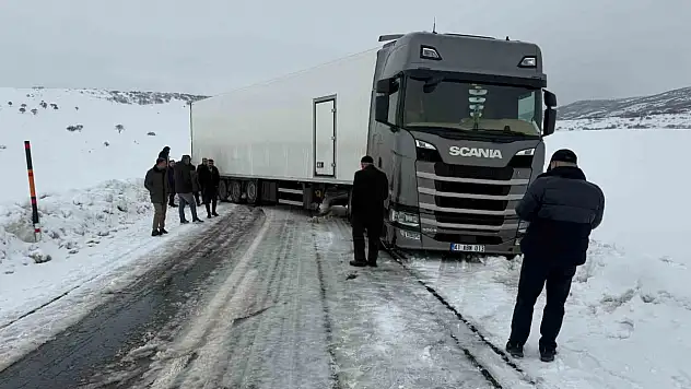 Varto'da kayan tır yolu kapattı