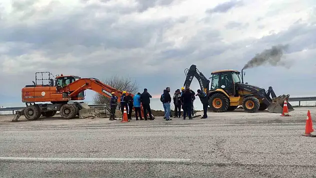 VASKİ ekipleri, Van'daki su hattındaki arızaları hızlıca onarıp su kaybını önledi!