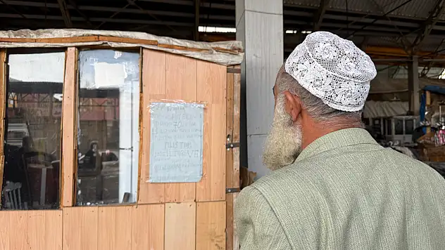 Vatandaşlar durup okudu: Ağrı'da tezgâha asılan yazı sosyal mesaj verdi