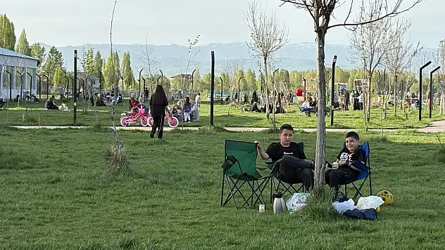 Vatandaşlar güneşli havada millet bahçesine akın etti