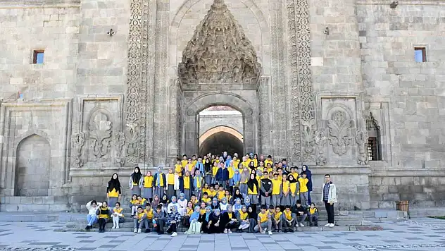 Yakutiye Belediyesi, öğrencileri tarihi mekanlarla buluşturdu