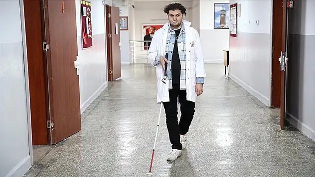 Yapay zekanın görüntü betimleme özelliği görme engelli öğretmene kolaylık sağlıyor