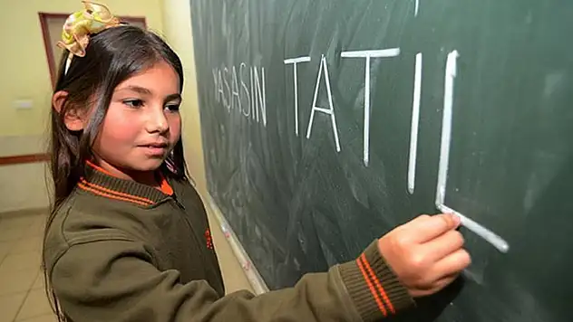 Yarın okul var mı? 22 Nisan 2025 okul var mı? 22 Nisan okul yarım gün mü?