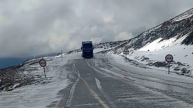 Yaz Gelmeden Kış Geri Döndü: Bahçesaray'da Kar Yağışı