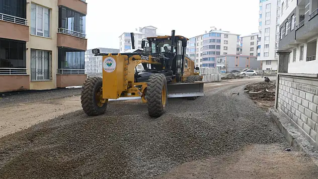 Yeni Mahalle'de Kış Öncesi Mıcır Serimi Çalışması